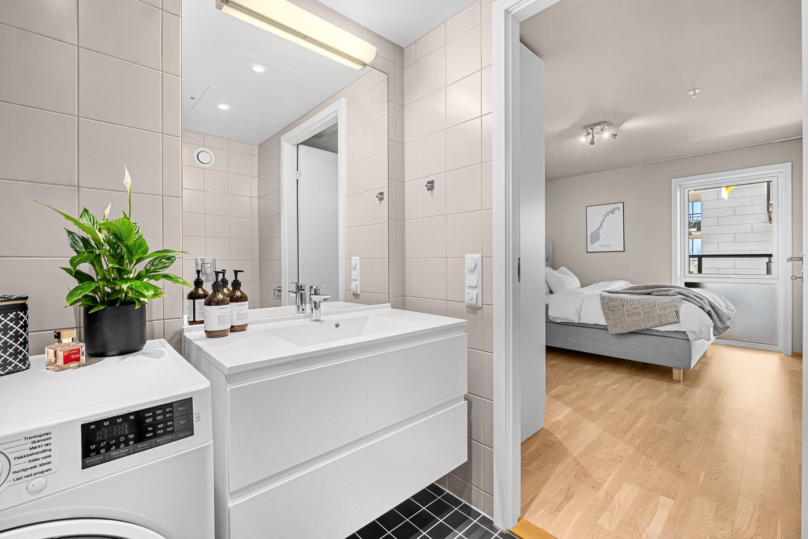 Badet er tilliggende soverommet - flislagt i stilren og tidløs utførelse. Galleribilde