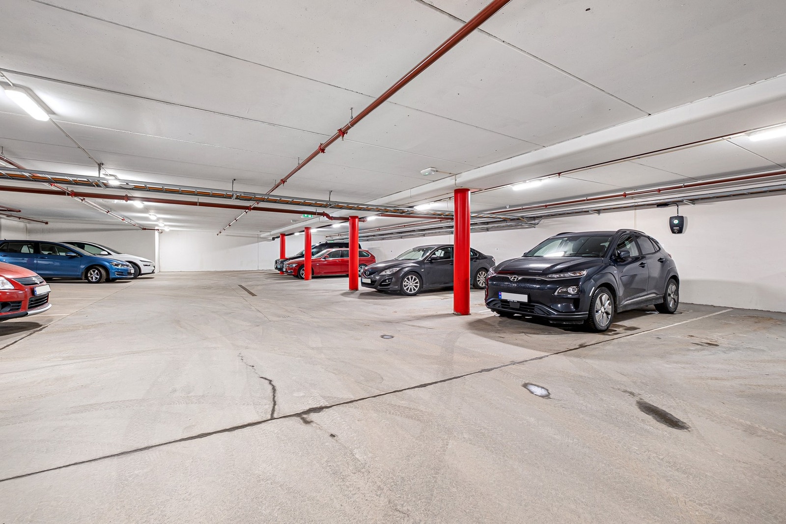 Fast parkeringsplass i garasje. Galleribilde