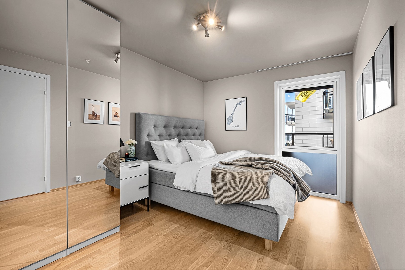 Soverommet er av svært god størrelse, med garderobeskap m/ speildører. Galleribilde