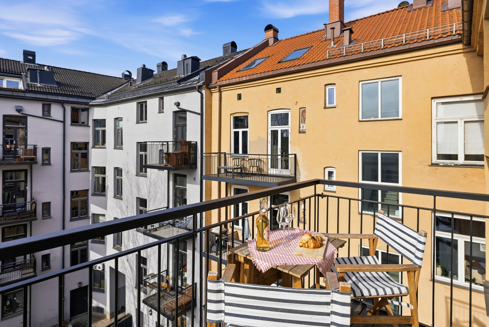 Balkong vendt mot indre gårdsrom Galleribilde