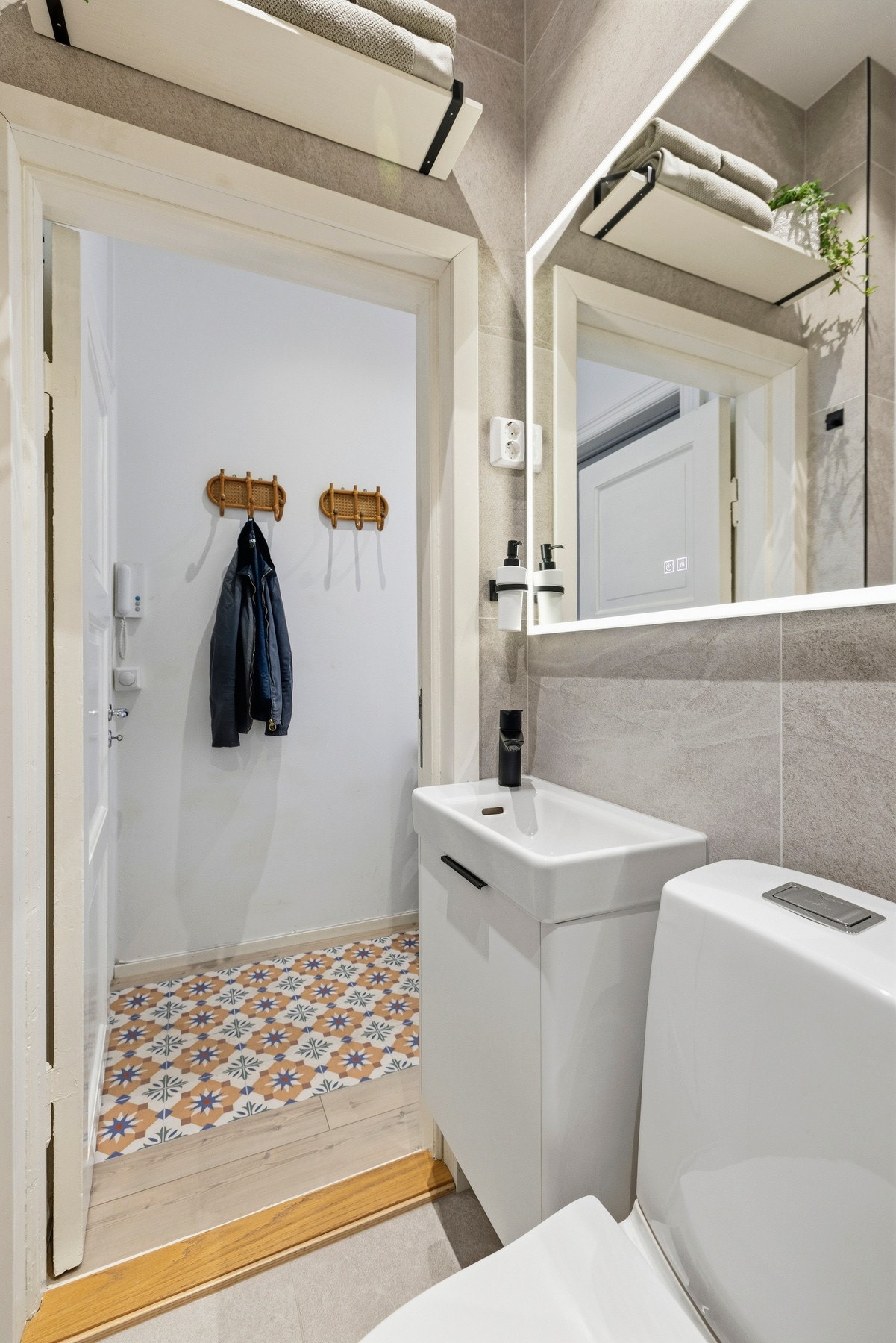Innredning består av servantskap, speil med belysning, klosett og dusj. Badet ble renovert i august 2024 Galleribilde