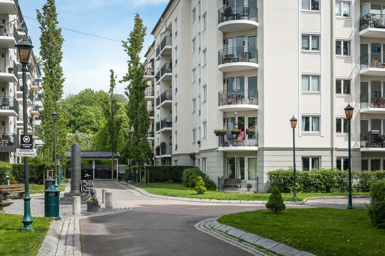 Her bor du i en rolig blindvei som sikrer minimalt med gjennomgangstrafikk og en sjelden følelse av ro midt i storbyen. Galleribilde