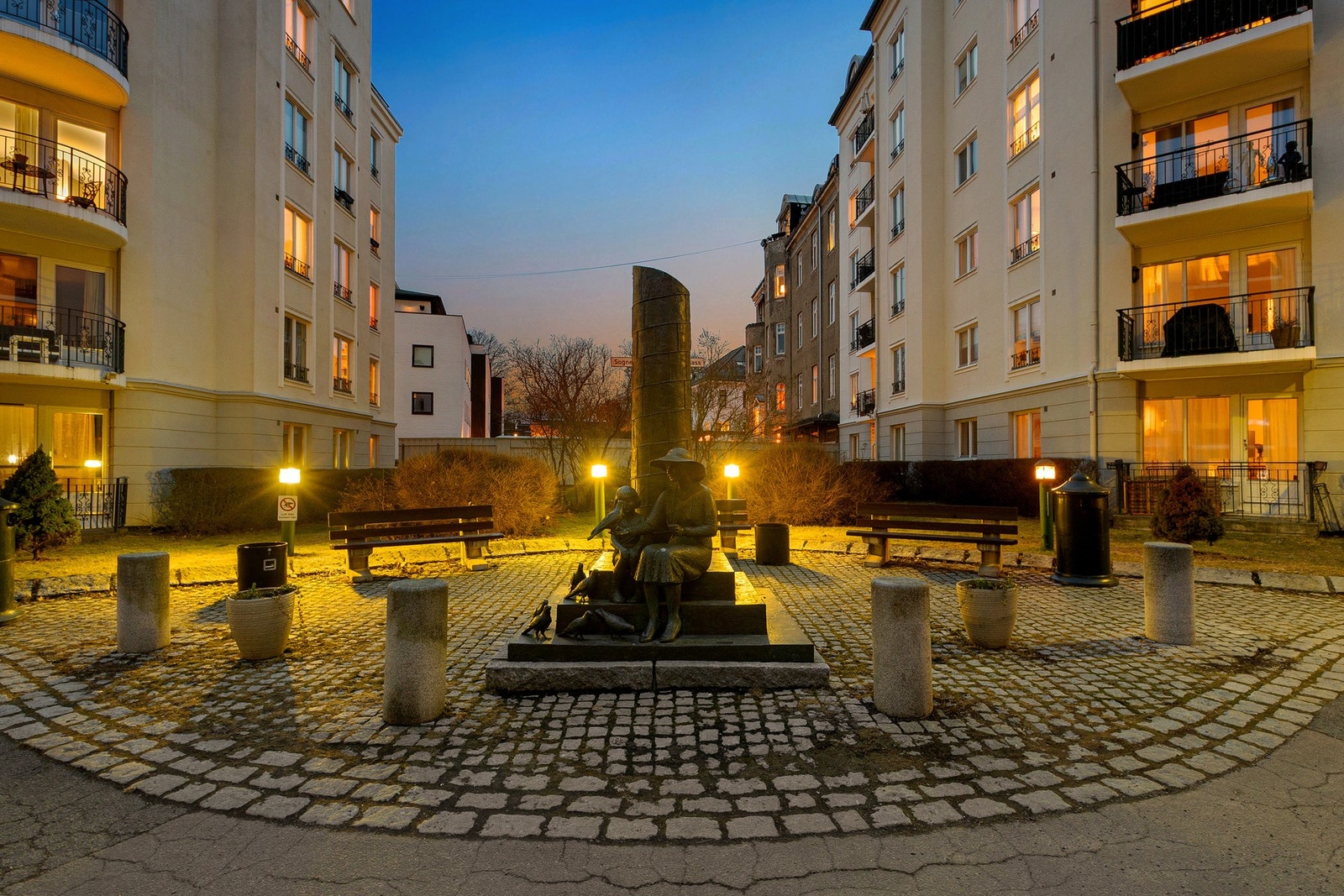 Hjertet i kvartalet er Sogneprest Asle Engers plass, et vakkert og skjermet torg som fungerer som en forlengelse av de private hjemmene. Plassen er oppkalt etter Frogner-menighetens folkekjære prest, og prydes av Solveyg W. Schafferers fredsmonument Dona Galleribilde