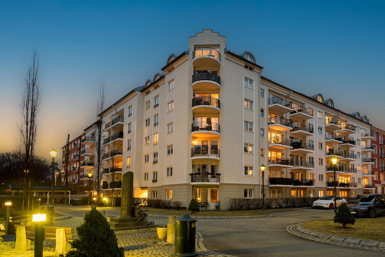 Lindemans gate 3 A-D utgjør sammen med nabogårdene et arkitektonisk helhetlig kvartal, oppført av Selvaag i 1995. Galleribilde