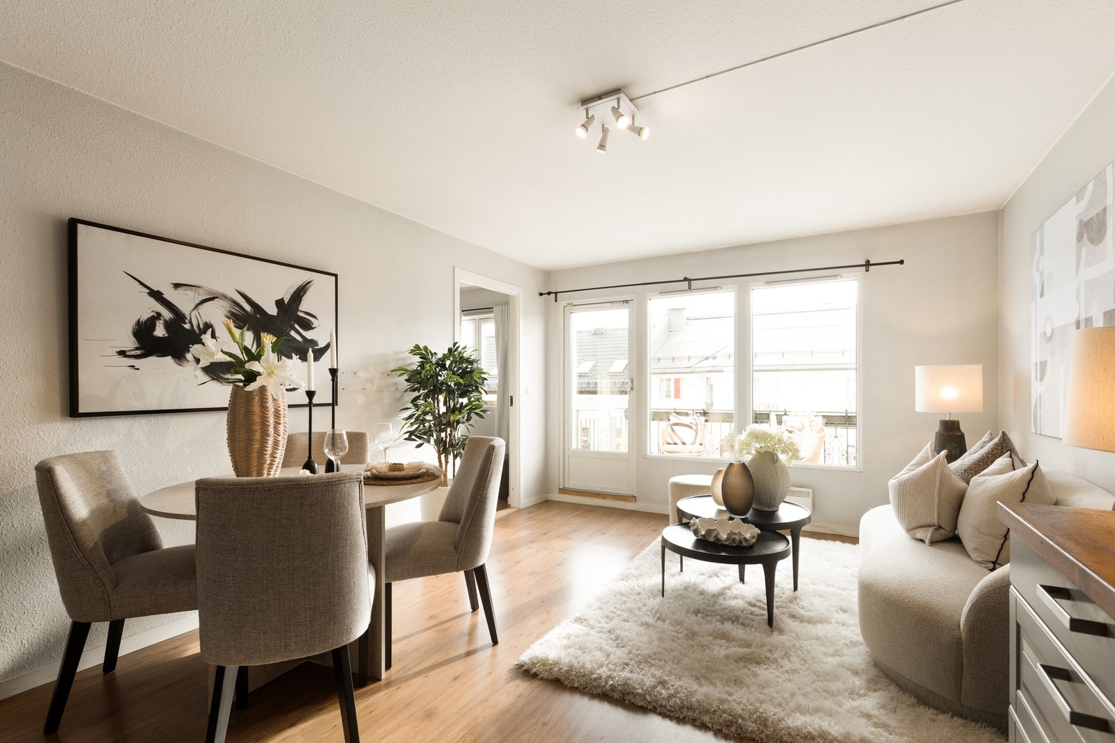 Stue og kjøkken ligger i åpen løsning, som skaper et meget hyggelig og sosialt rom. Galleribilde