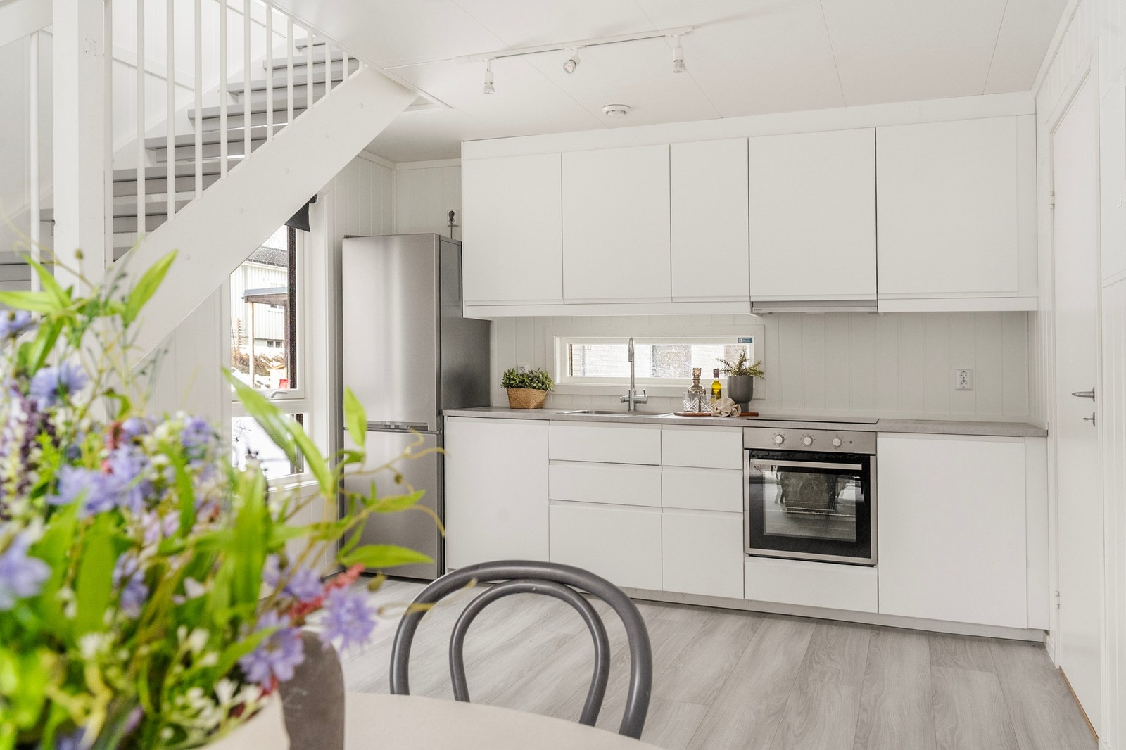 Moderne kjøkken med god skap- og benkeplass. Åpen løsning mot stue/spisestue - trapp til andre etasje. Galleribilde