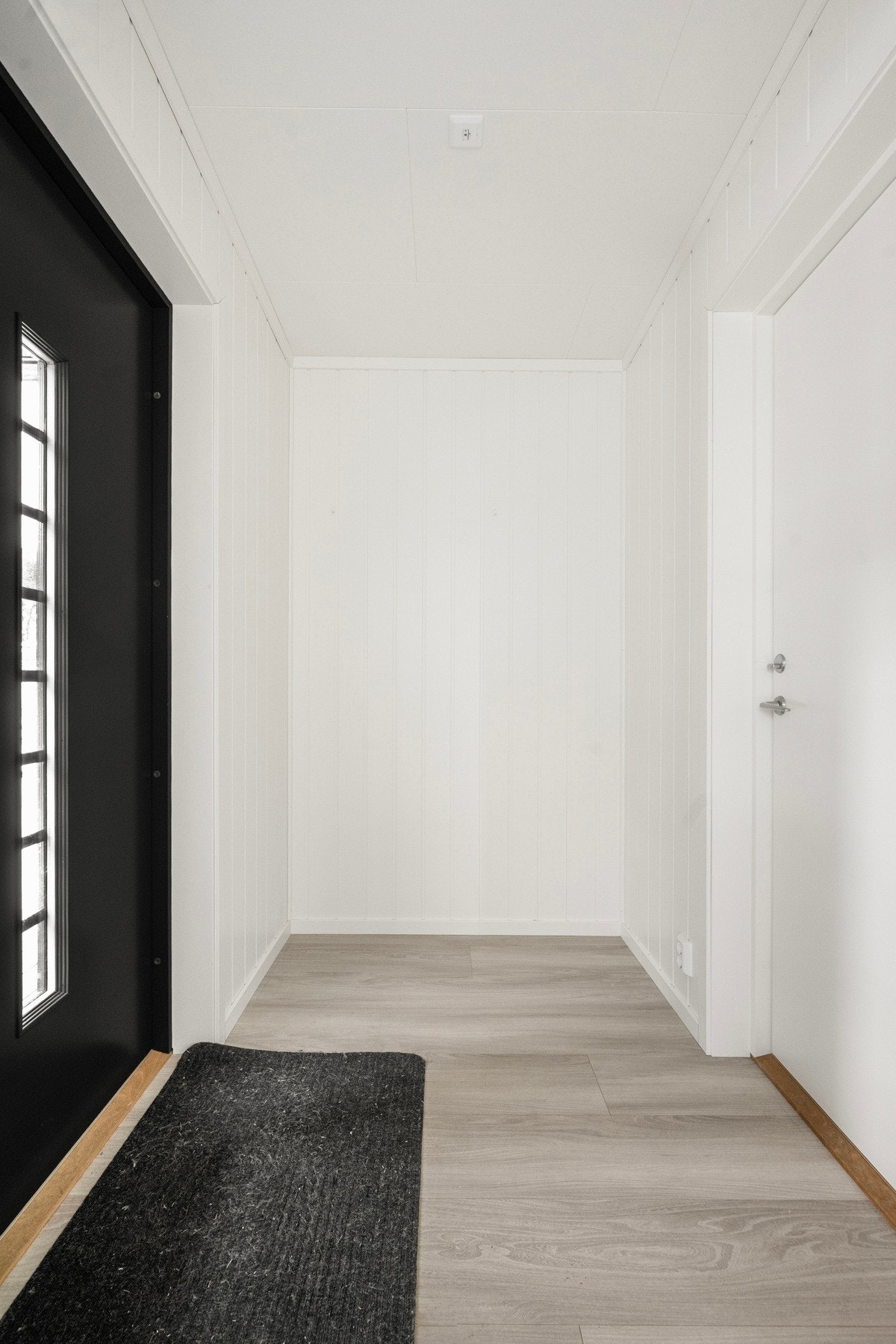 Entré med plass til oppbevaring. Praktisk bod innenfor. Galleribilde