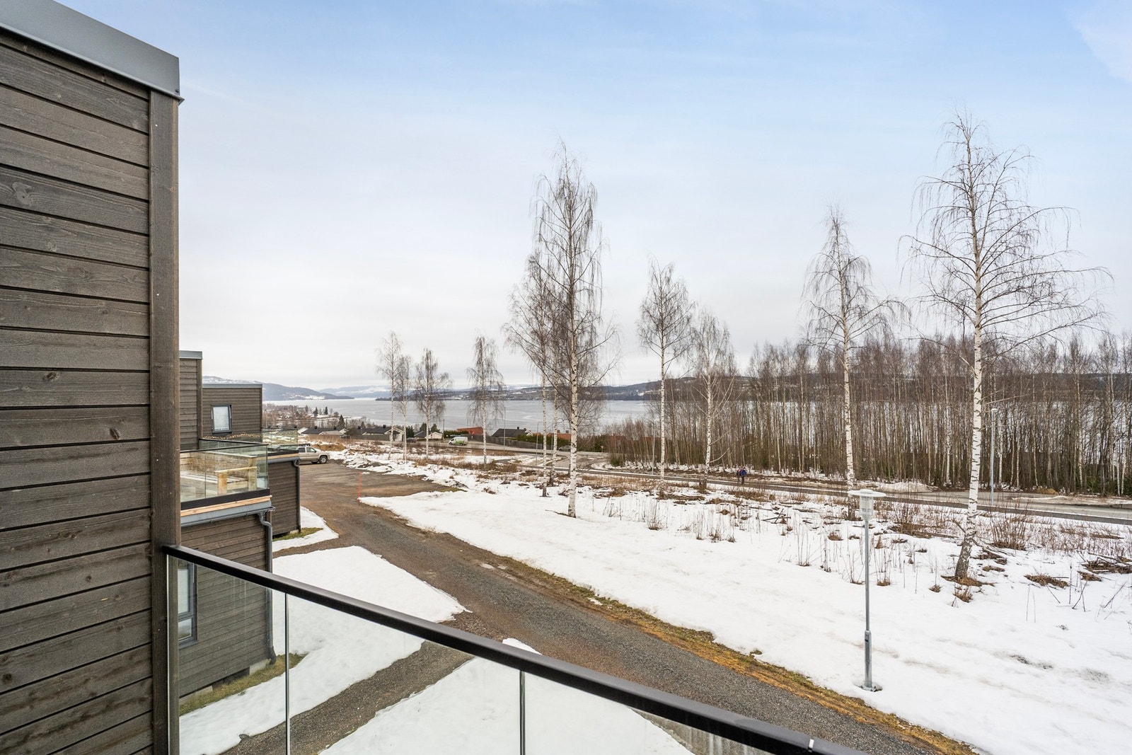 Fra takterrassen - fin utsikt mot Mjøsa. Galleribilde