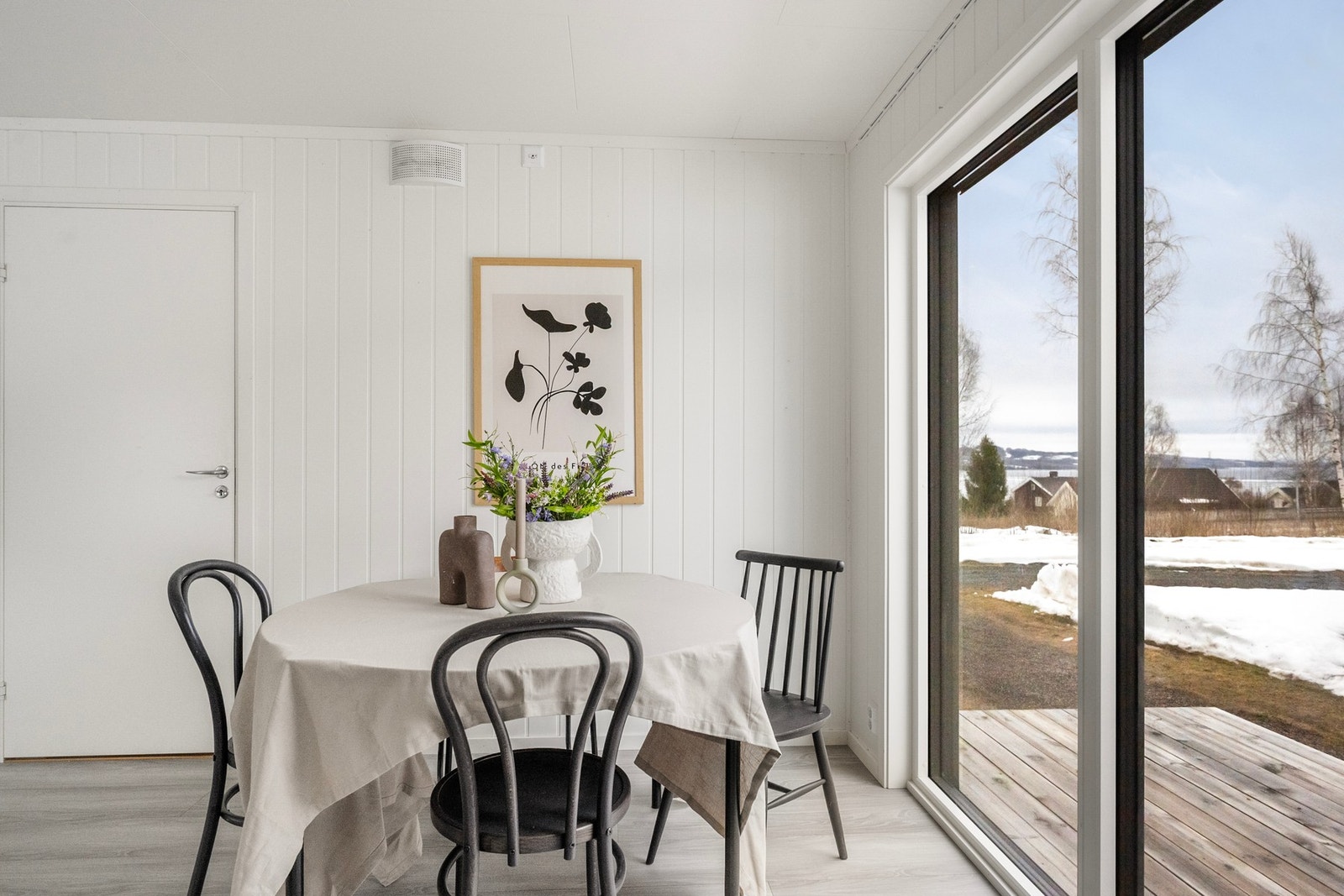 Spisestue/stue med store vindusflater og utgang til terrasse - perfekt på varme sommerdager. Galleribilde