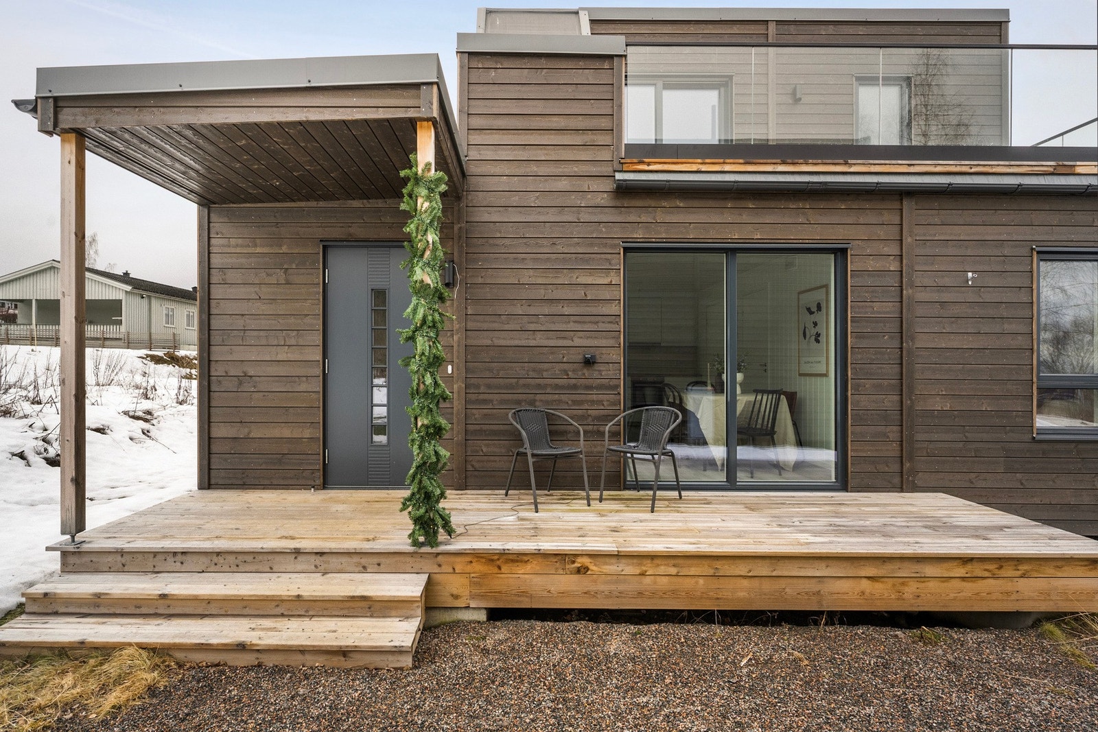 Overbygd inngangsparti - markterrasse med fin uteplass. Galleribilde