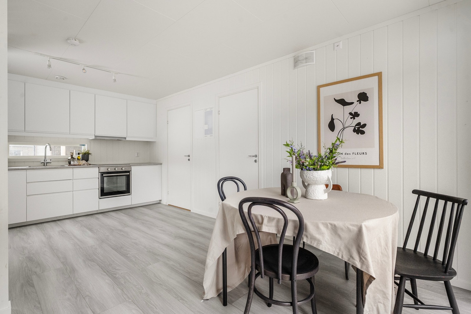 Fin plass for spisestue ved kjøkkenet. Galleribilde