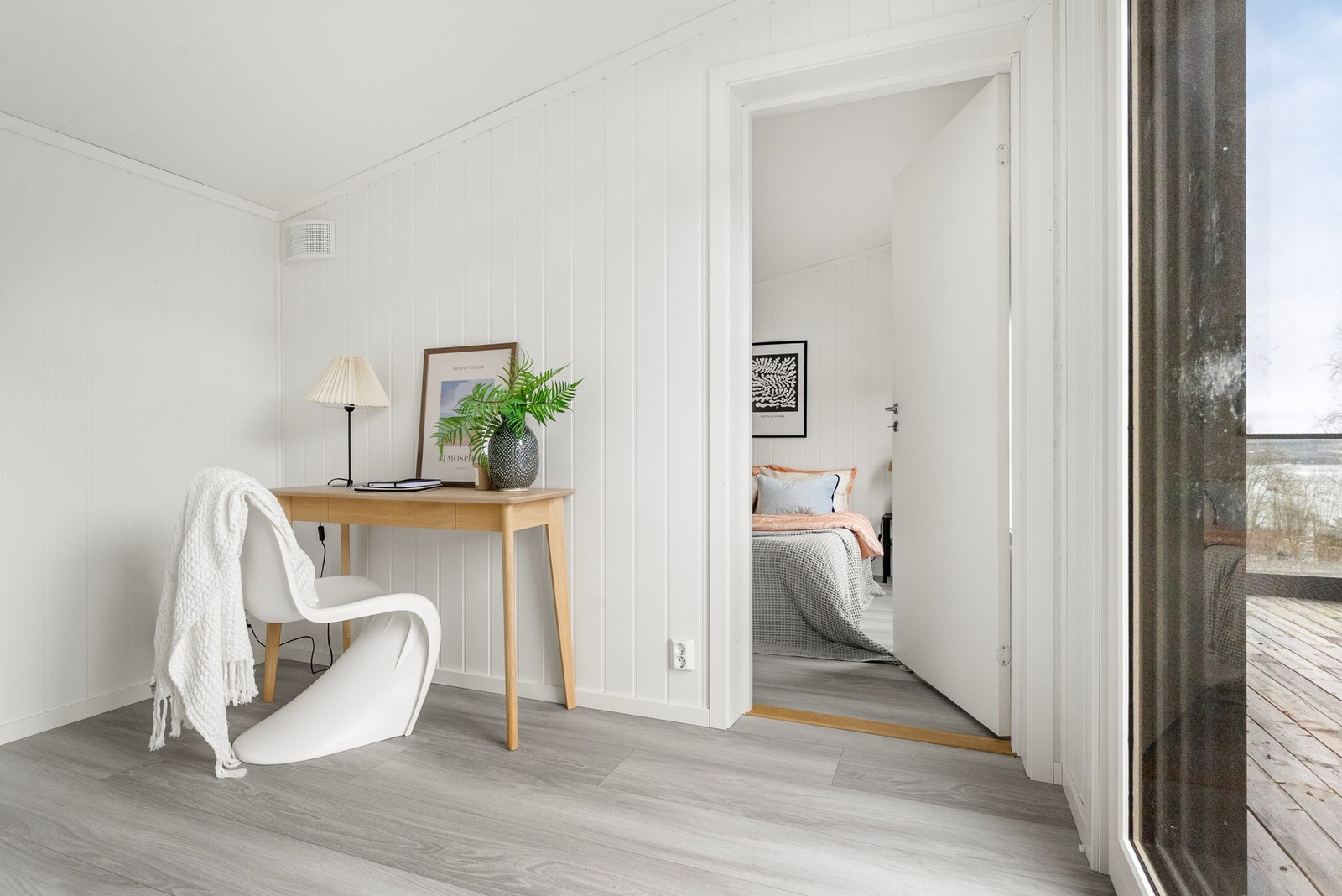 Praktisk kontorplass med adkomst til soverom og utgang til takterrassen. Galleribilde