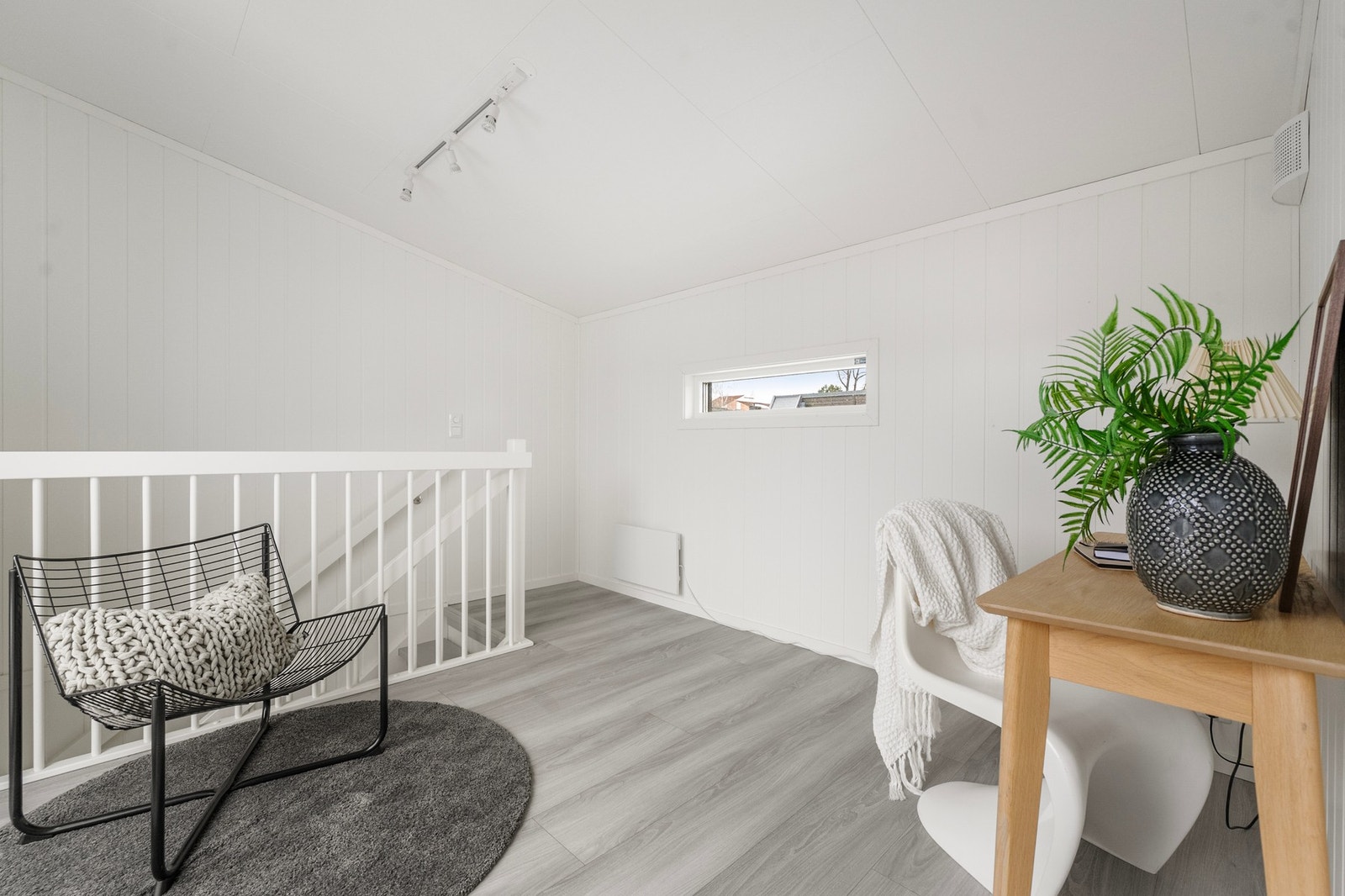 I 2. etg. er det lita stue med plass til liten sittegruppe og skrivebord. Galleribilde