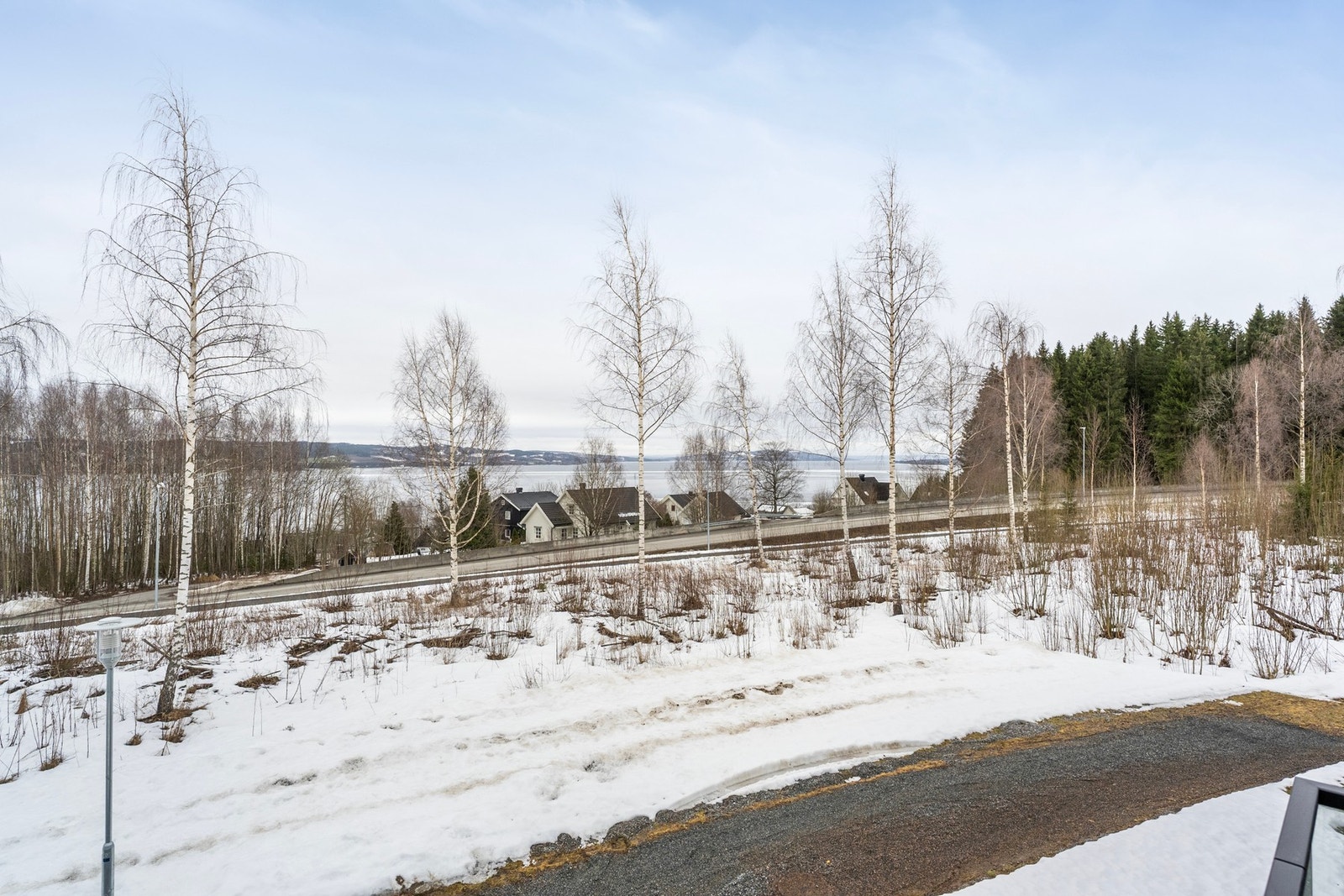 Utsikt mot Mjøsa og nærområdet på Bondelia. Galleribilde