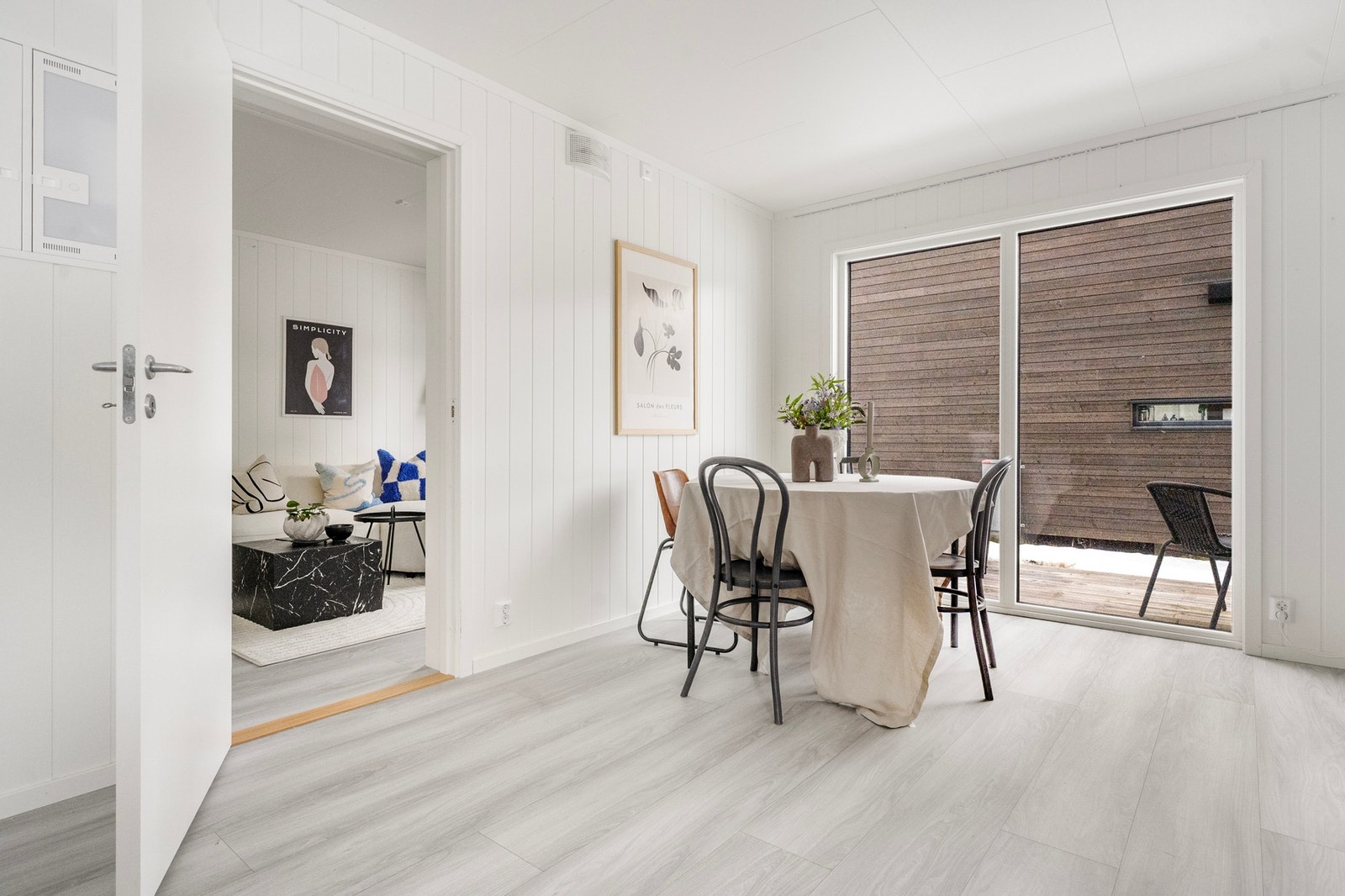 Stor skyvedør med utgang til terrassen. Galleribilde