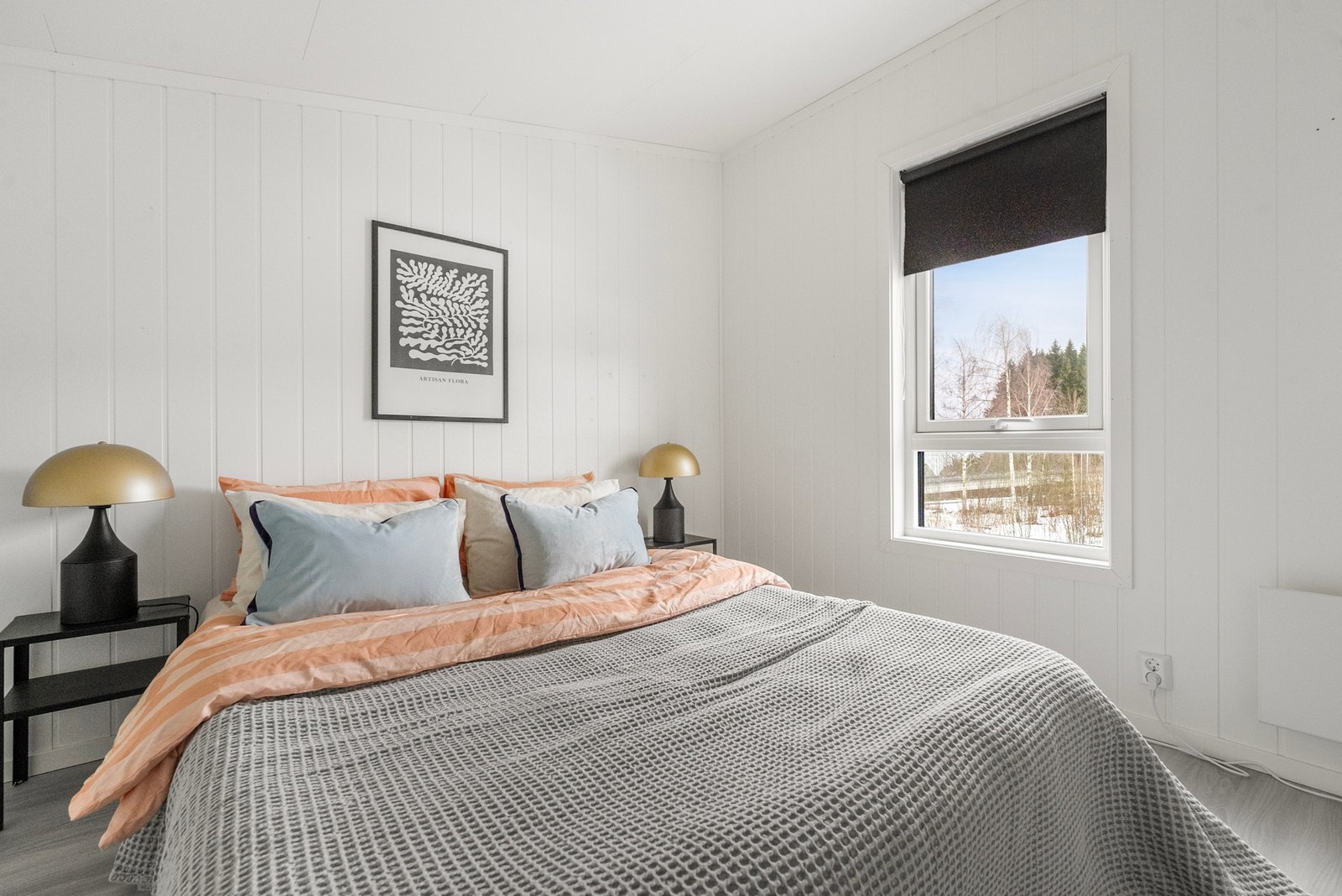 Lyse, nøytrale overflater og vindu som gir utsyn. Galleribilde