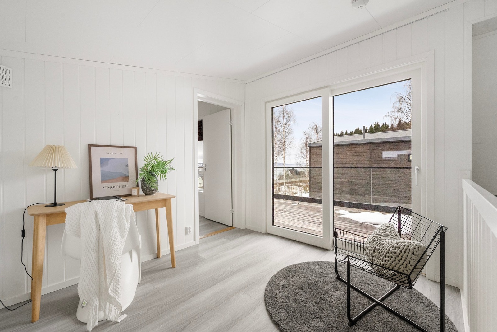 Stue med utgang til takterrassen. Store vindusflater gir god utsikt mot uteområdet. Galleribilde