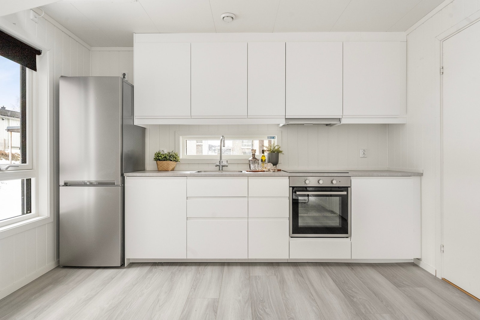 Integrert komfyr, stekeovn og oppvaskmaskin. Galleribilde