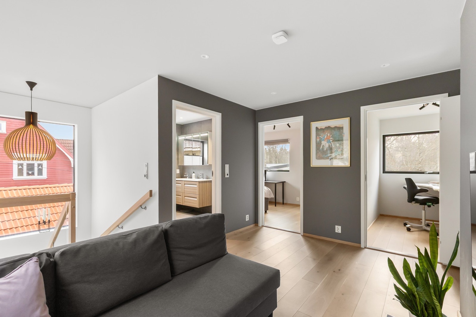 Rommet holder den samme gjennomførte standard med en-stavs parkett, gulvvarme og downlights. Galleribilde