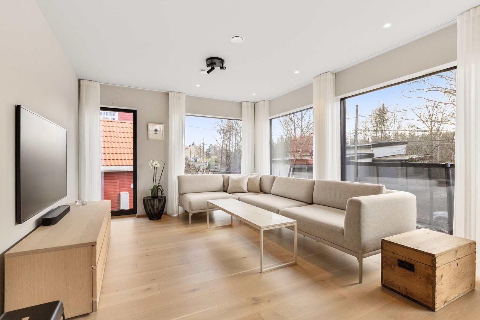 Store vindusflater sørger for rikelig med naturlig lys gjennom hele boligen. Galleribilde