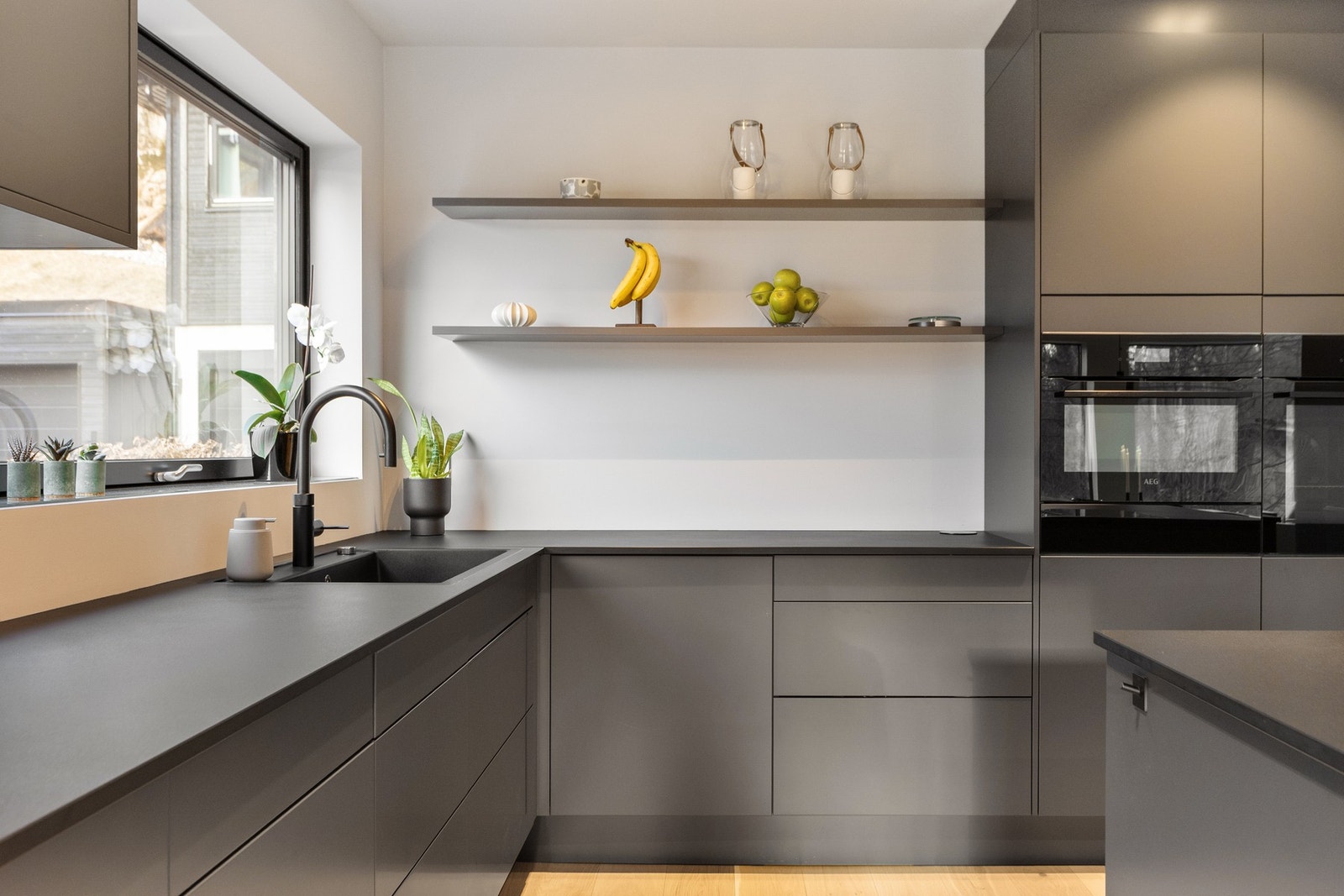 Benkeplatene i stein gir et eksklusivt preg og er samtidig slitesterke og enkle å vedlikeholde. Galleribilde