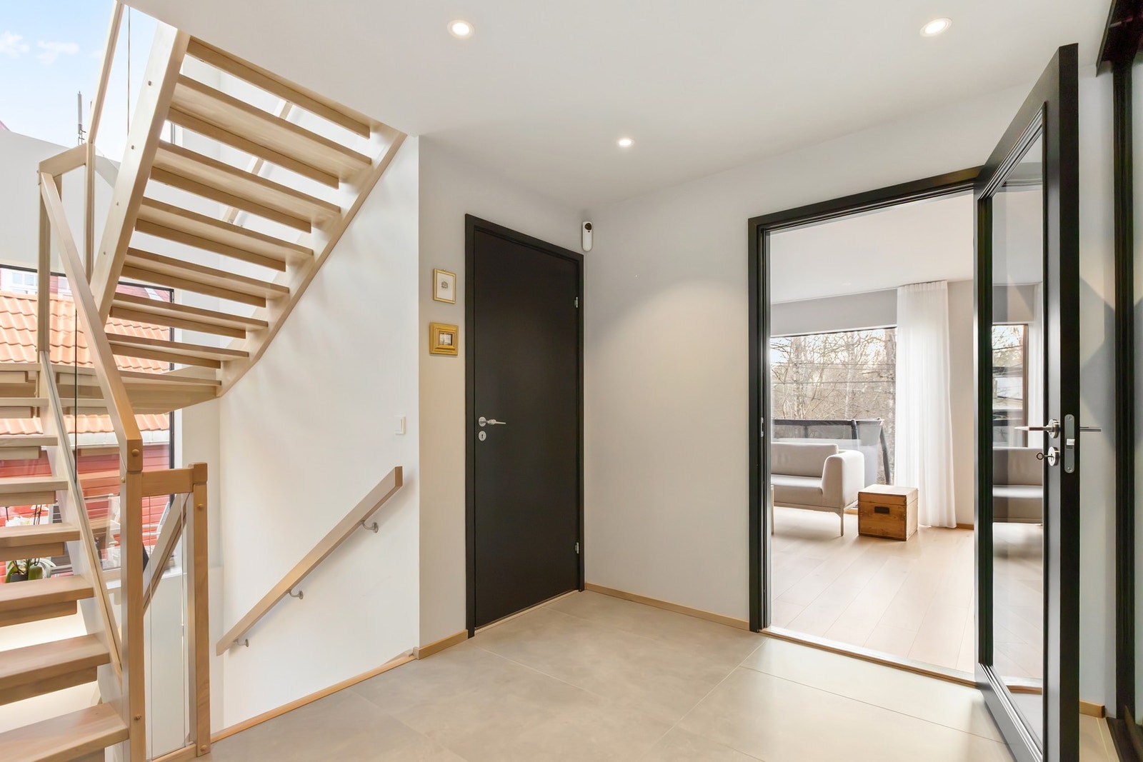 Delikate fliser, gulvvarme og downlights gir en lun og moderne atmosfære. Galleribilde