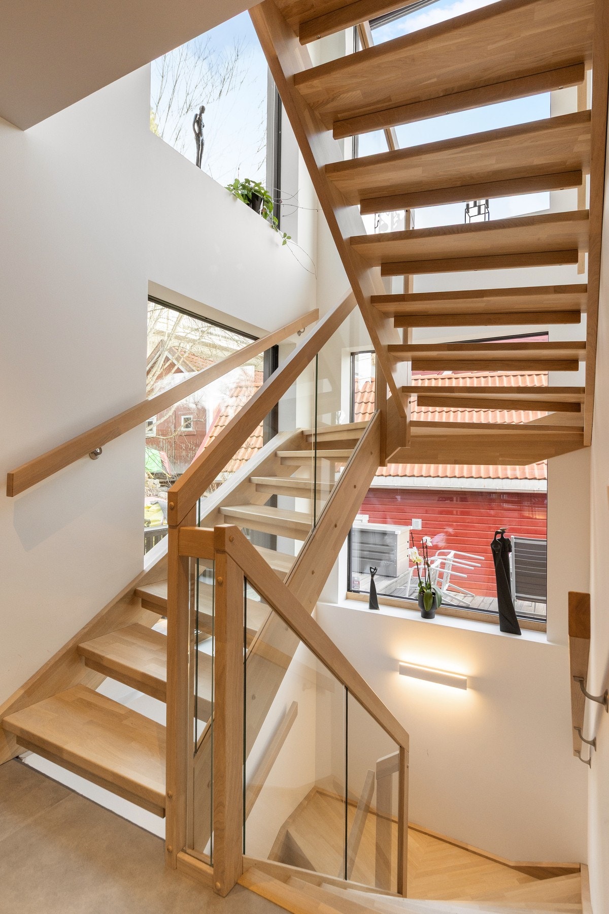 Trappeløpet, utført i lakkert eik med detaljer i glass, binder etasjene elegant sammen. Galleribilde