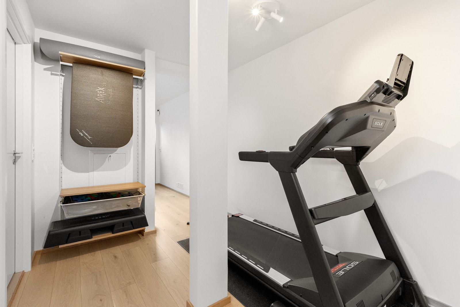 Rommet har flere bruksmuligheter og del av rommet er i dag brukt som treningssone. Galleribilde