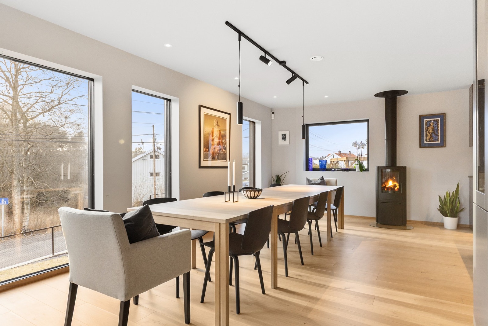 Boligen er utstyrt med isolert stålpipe og vedovn i stue/kjøkken, som skaper en lun og stemningsfull atmosfære på kjølige dager. Galleribilde