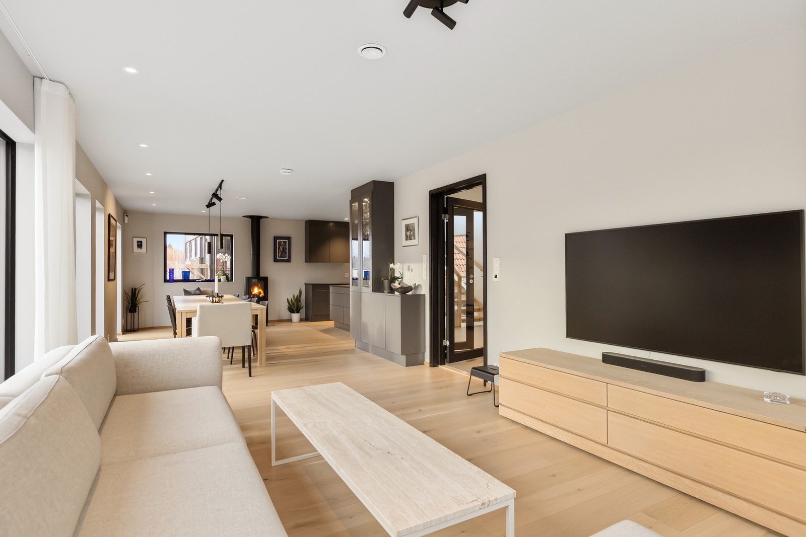 I 1. etasje åpner boligen seg opp i en lys og luftig stue- og kjøkkenløsning som danner boligens naturlige samlingspunkt. Galleribilde