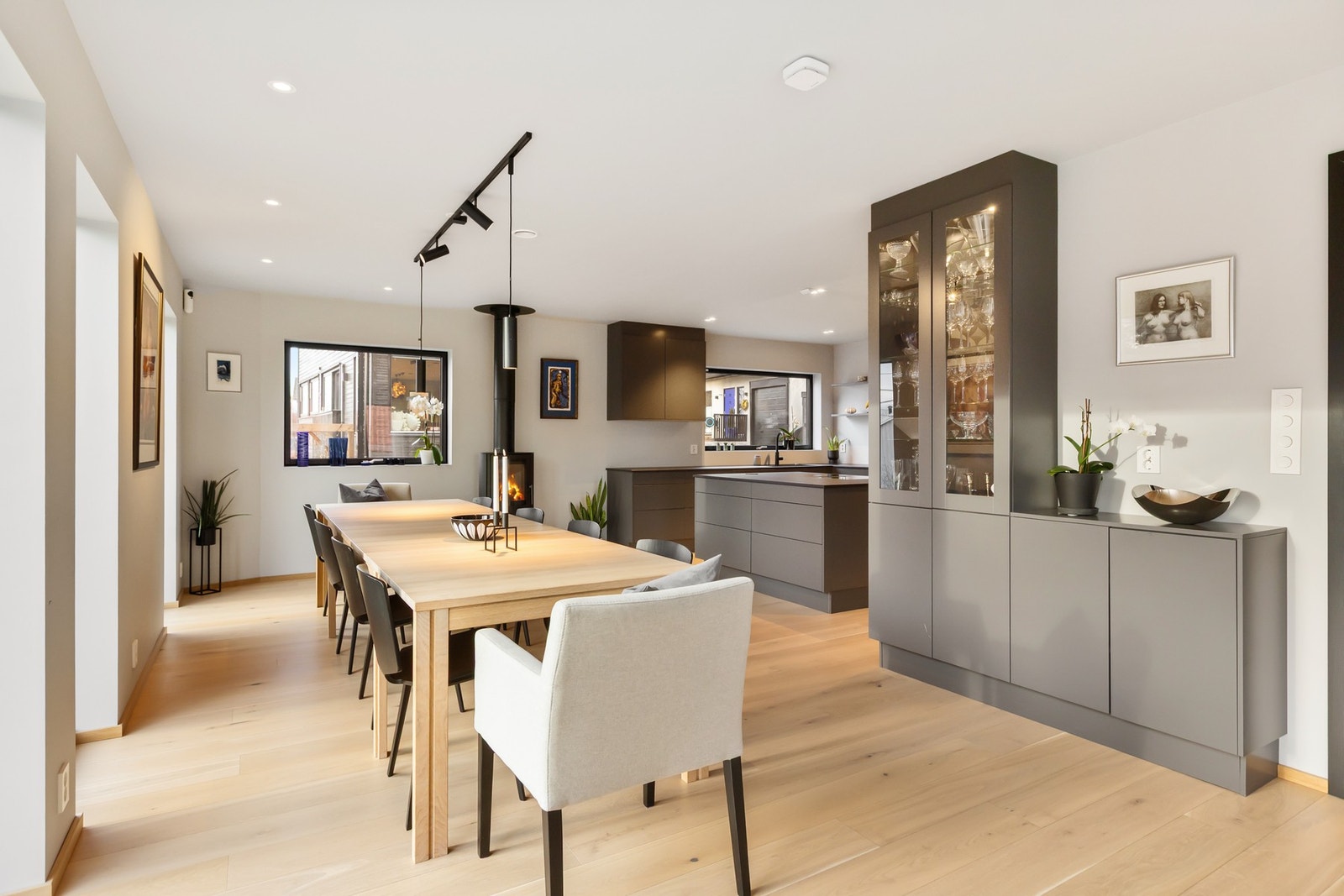 Stuen og kjøkken har en-stavs parkett og gulvvarme. Galleribilde