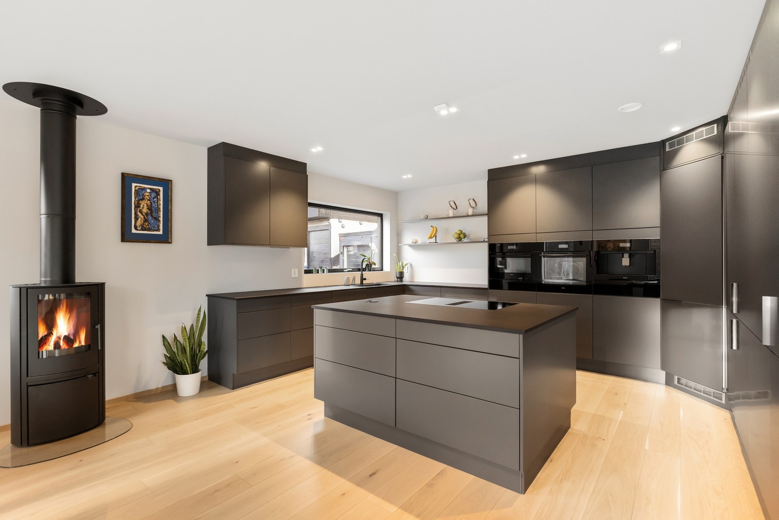 Kjøkkenet er moderne og stilrent med slette fronter, og god skap- og benkeplass. Galleribilde