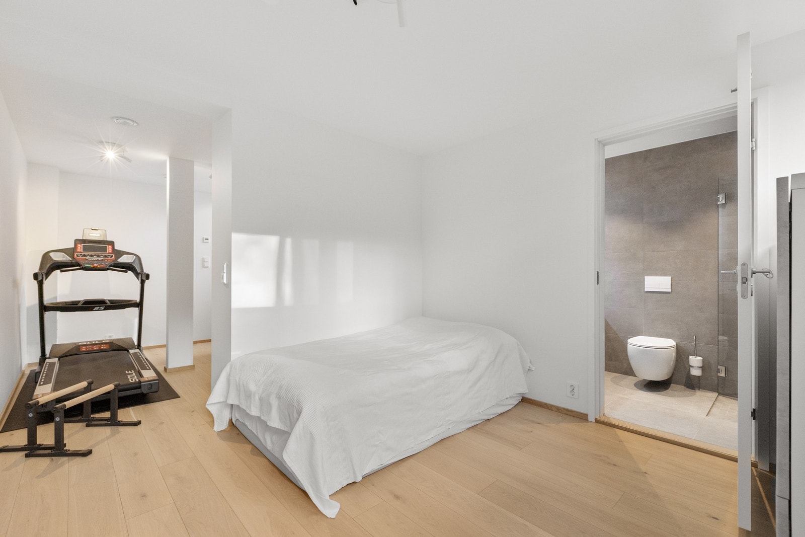 Underetasjen byr på en fleksibel og innbydende stue som egner seg perfekt som TV-stue eller ungdomsavdeling. Galleribilde