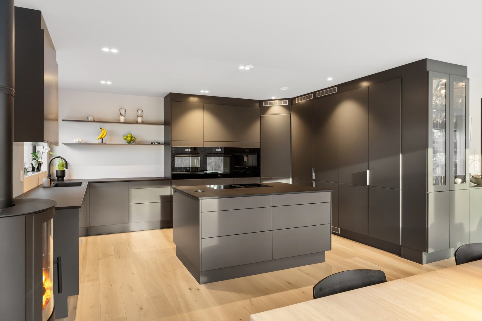 Kjøkkenet er utstyrt med integrerte hvitevarer, inkludert kjølehjørne, flere kjøle- og fryseskap, stekeovn, kombinert ovn/mikro og kaffemaskin i høyskap, samt induksjonstopp med integrert ventilator. Galleribilde