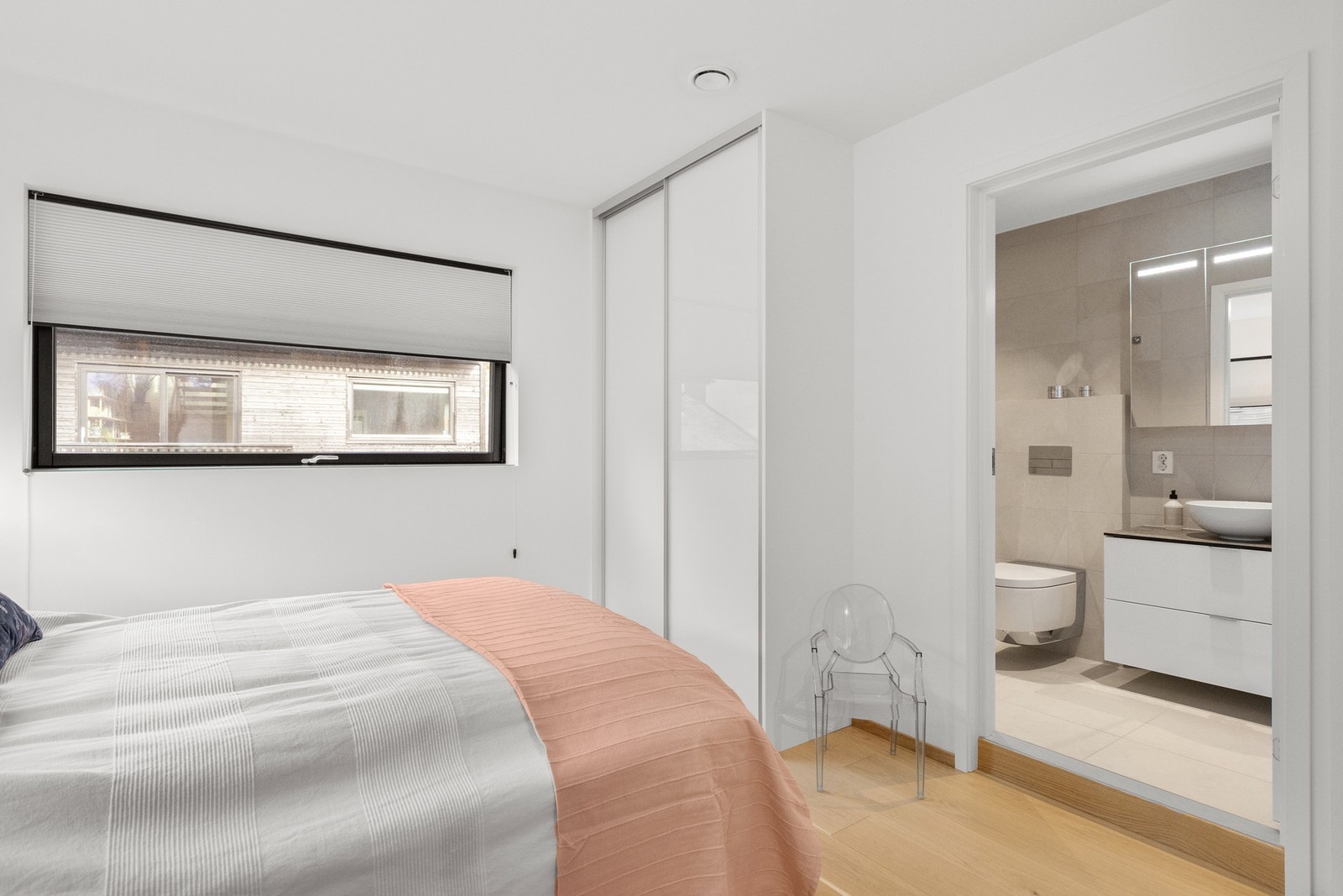 Hovedsoverommet har inngang til ett av etasjens bad. Galleribilde