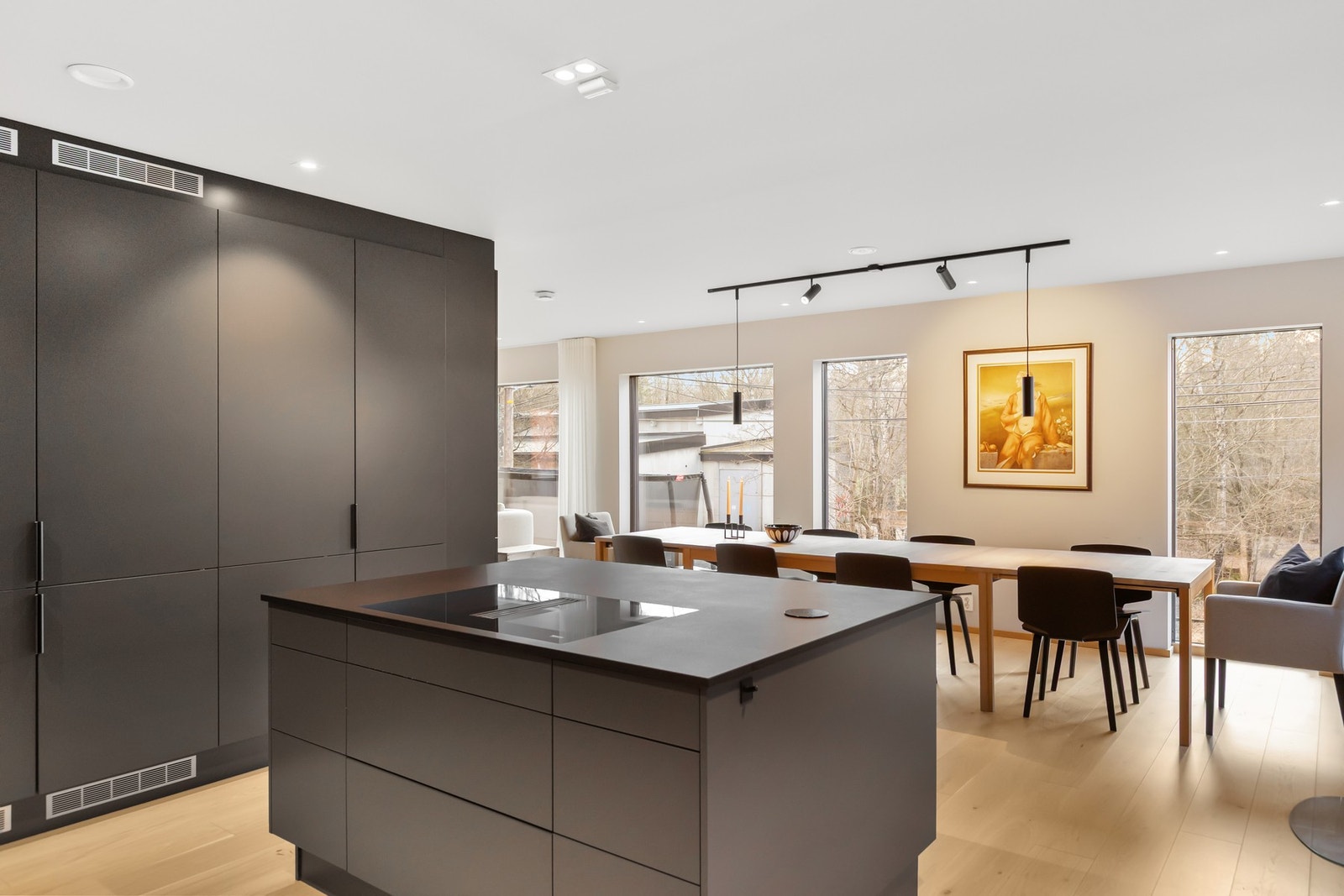 Kjøkkenet har en praktisk kjøkkenøy med oppbevaring. Galleribilde