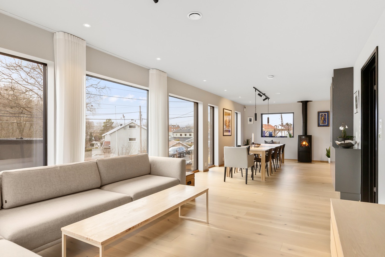 Myrerveien 39A er en moderne og stilren enebolig over tre etasjer, oppført i 2023. Galleribilde