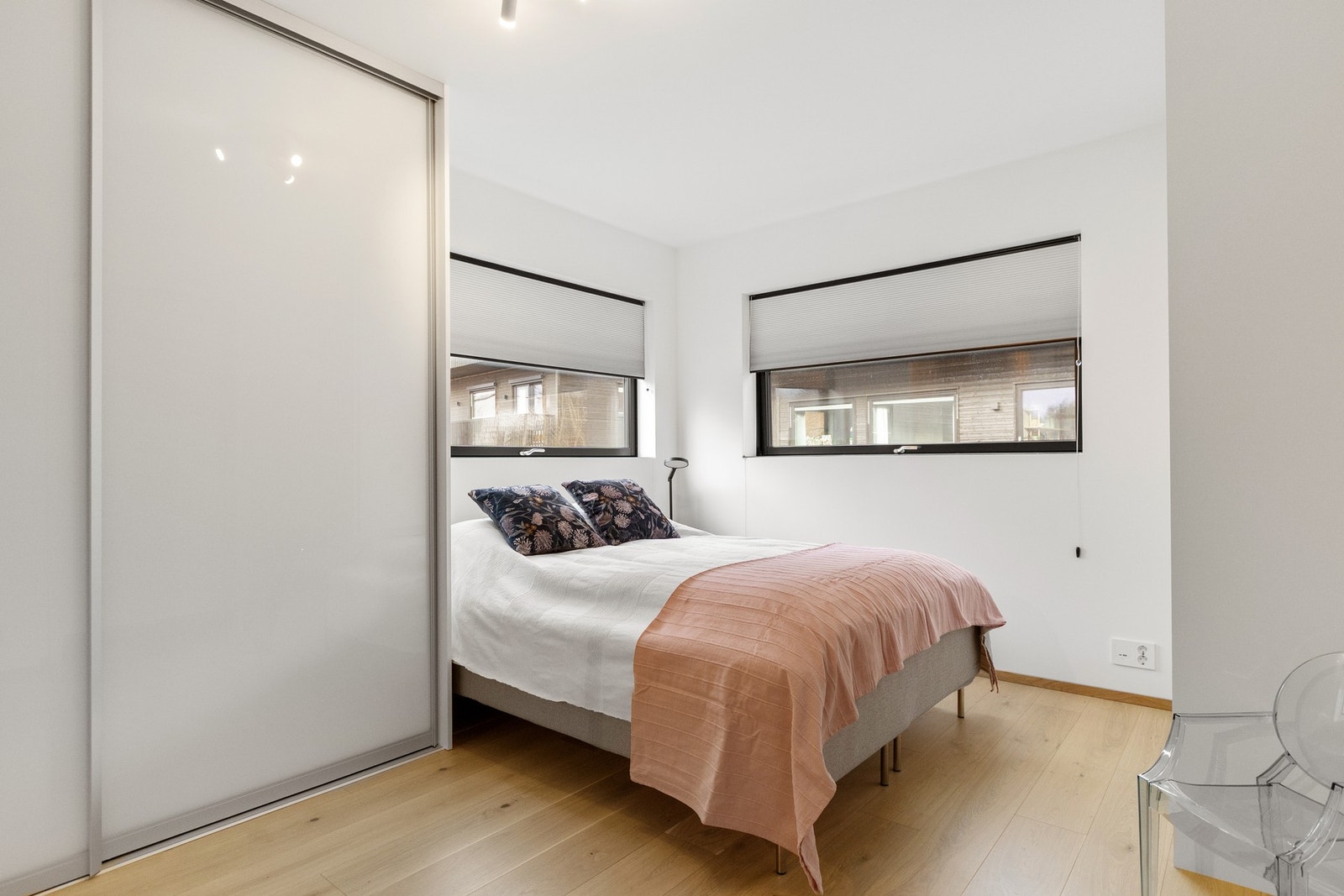 Hovedsoverommet har god plass til dobbeltseng og tilhørende møblement. Galleribilde