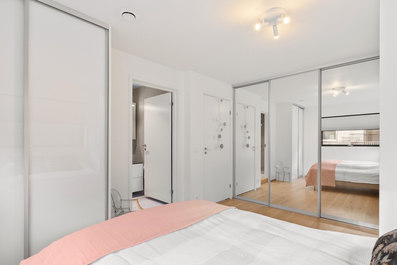 Det er også rikelig med garderobeplass i skyvedørsløsninger. Galleribilde