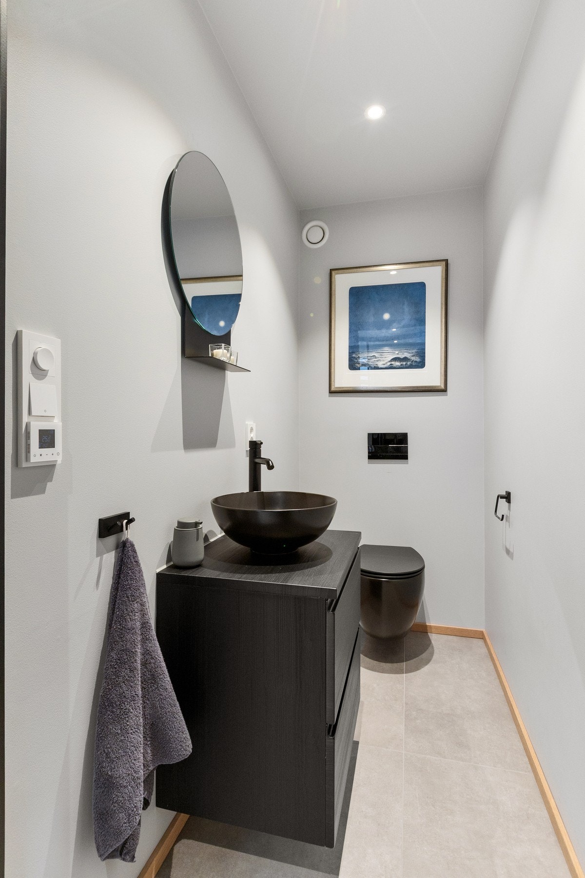 I etasjen finner man et praktisk toalettrom med flislagt gulv med varme, stilrene overflater og vegghengt innredning. Galleribilde