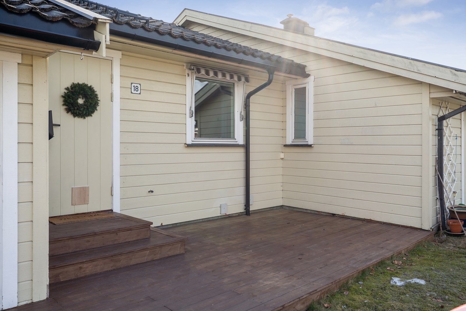 Innbydende og praktisk uteplass med tredekke som gir gode muligheter for hyggelige utemiljøer. Plassen ligger i tilknytning til inngangspartiet og egner seg godt for både avslapning og aktiviteter gjennom store deler av sesongen Galleribilde