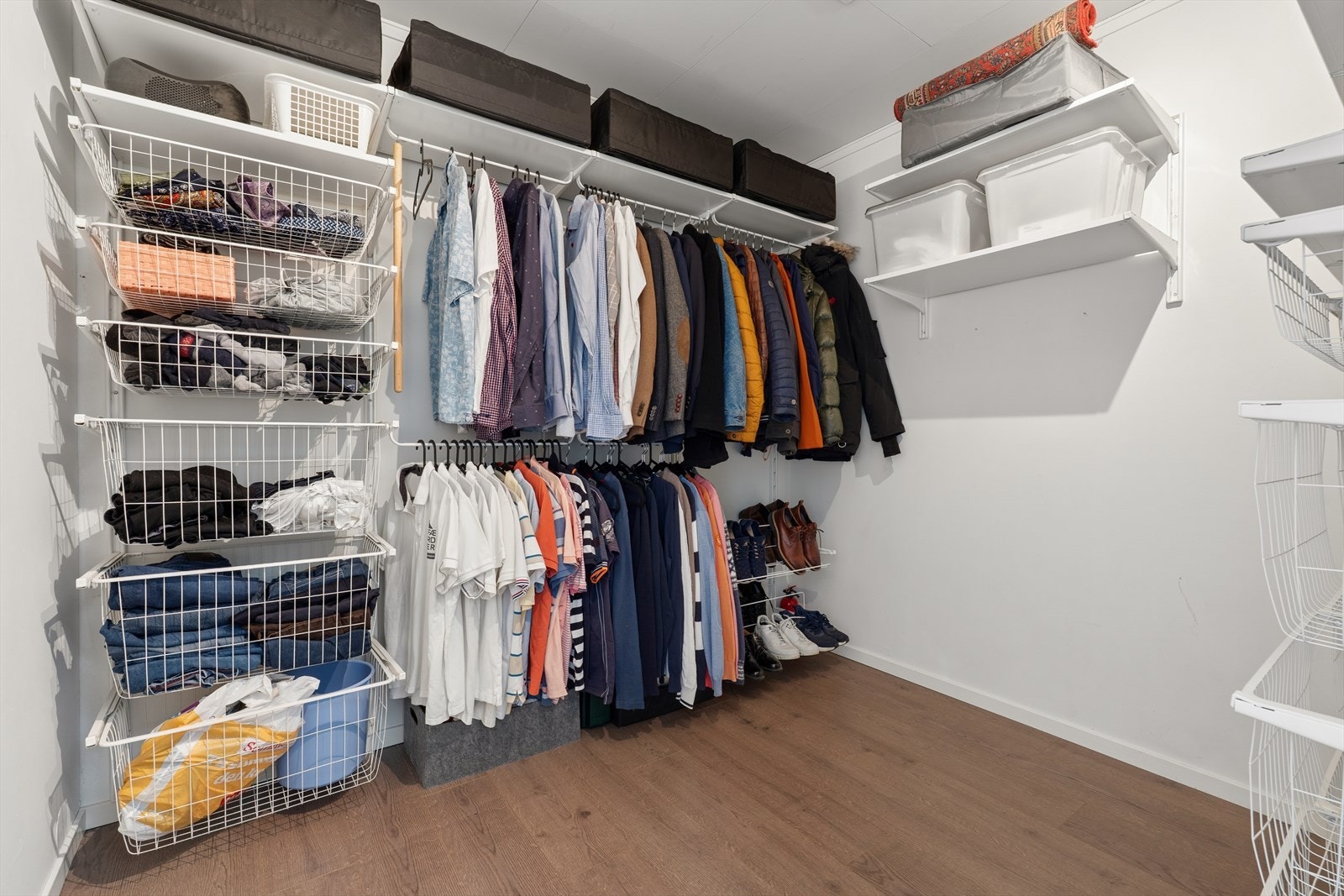 Rommet gir romslig lagringskapasitet og gjør det enkelt å holde orden på klær og tilbehør Galleribilde