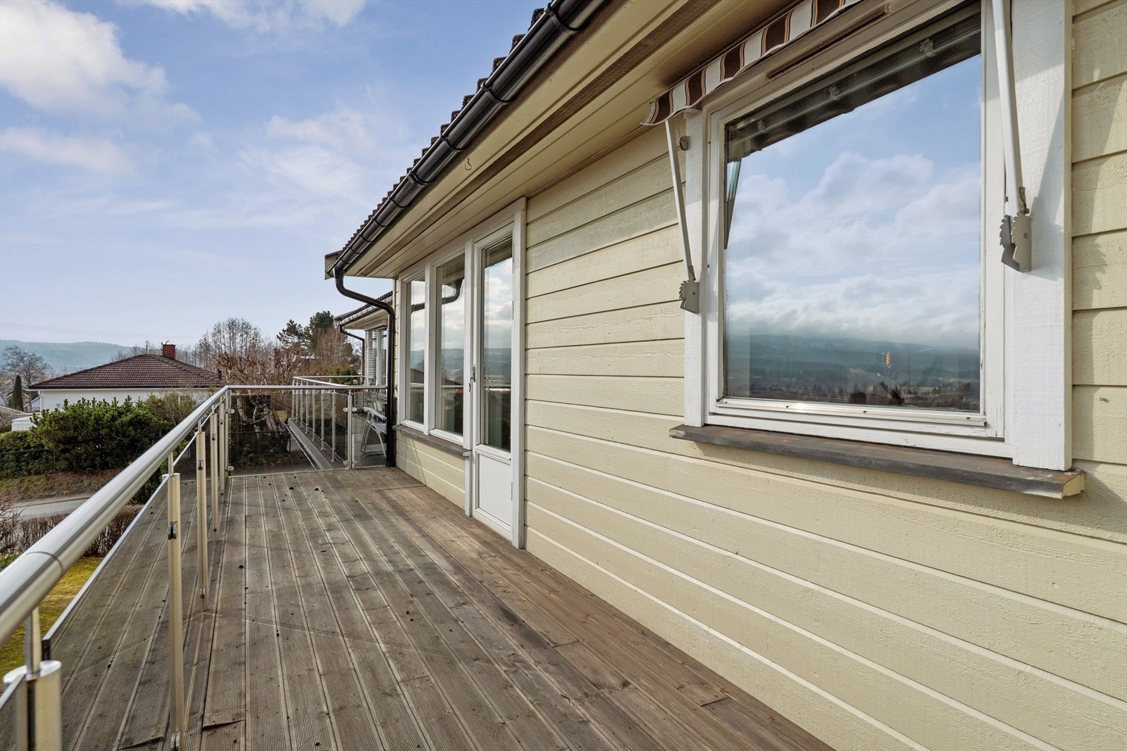 Balkongen ligger fint til langs fasaden og byr på gode solforhold og utsyn over nærområdet Galleribilde