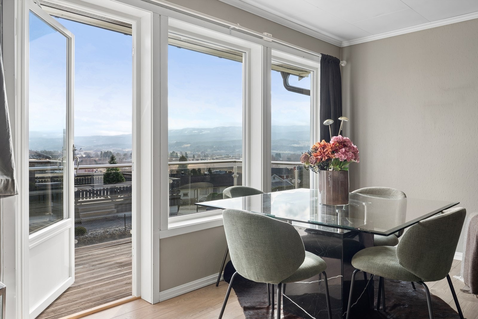 Lys og innbydende spisestue med store vindusflater og direkte utgang til balkong. Galleribilde