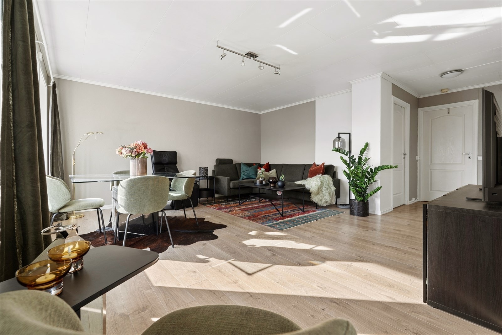 Rommet har god plass til en stor sofagruppe og byr på en naturlig romfølelse, godt hjulpet av den åpne planløsningen og gjennomgående, tidsriktige farge Galleribilde