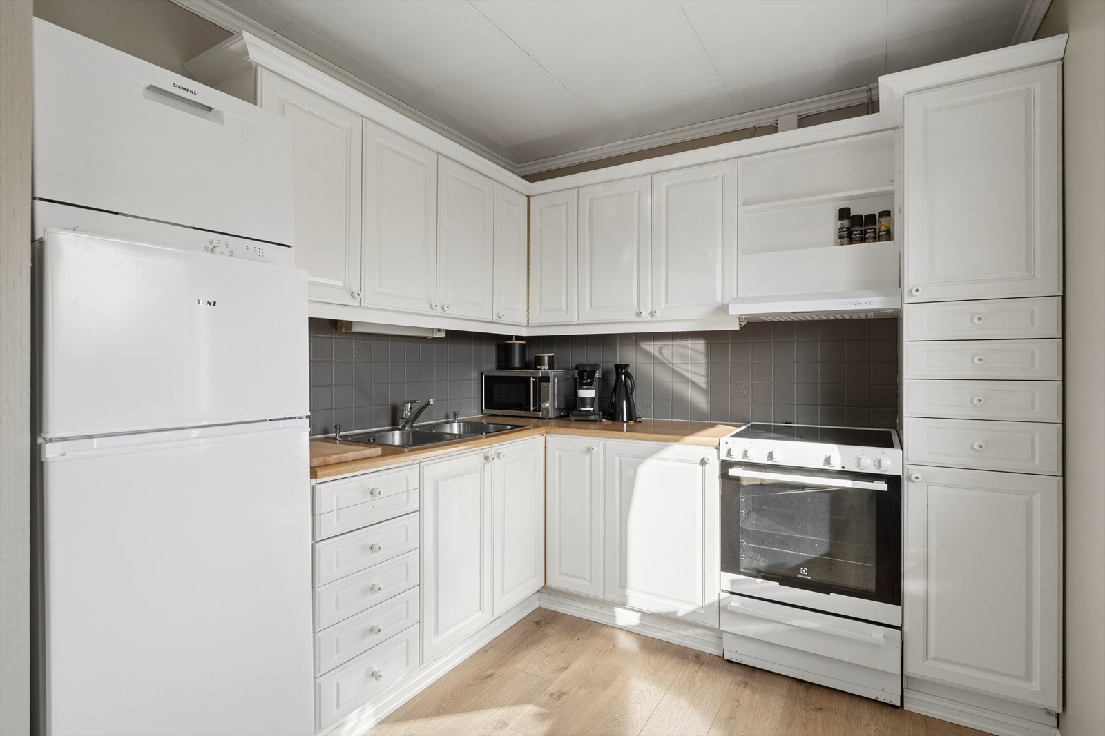 Kjøkkenet har en praktisk løsning med rikelig skap- og benkeplass, samt plass til frittstående hvitevarer. Se pkt. hvitevarer i salgsoppgaven Galleribilde