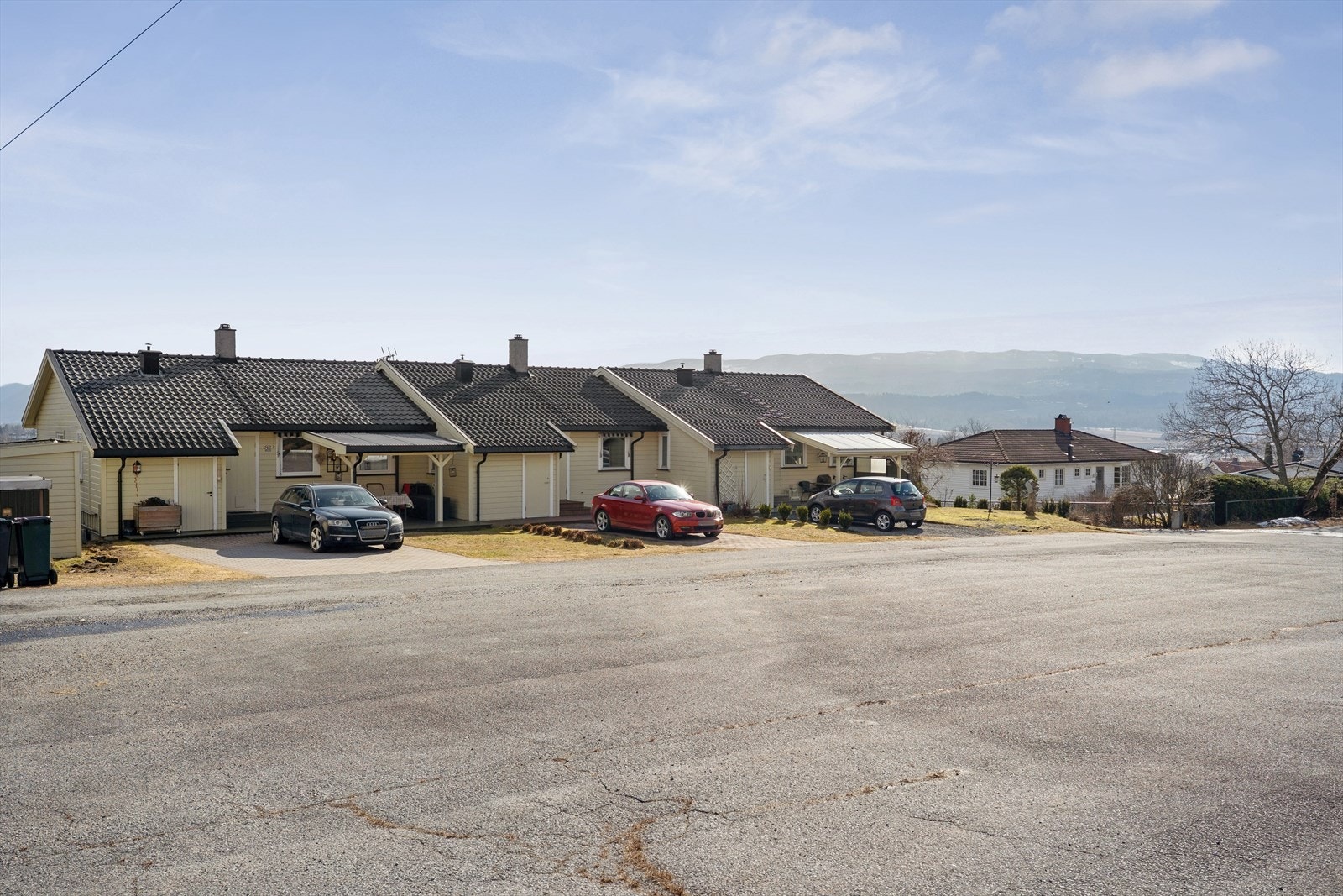 Eiendommen ligger i et attraktivt, koselig og veletablert boligområde like utenfor Hokksund sentrum. Her bor man i et rolig nabolag med gode solforhold. Beliggenheten er ideell for alle aldre. Galleribilde