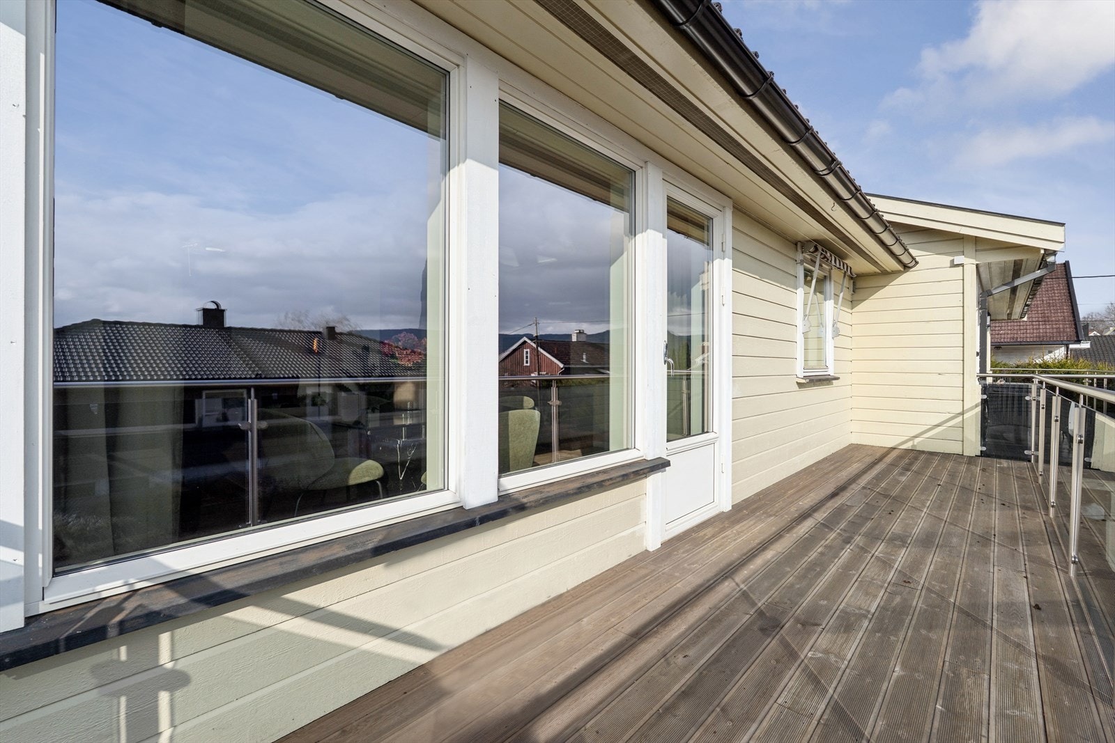 Romslig balkong med god plass til utemøbler og hyggelige soner. Balkongen har gode solforhold og fungerer som en forlengelse av oppholdsrommene inne Galleribilde
