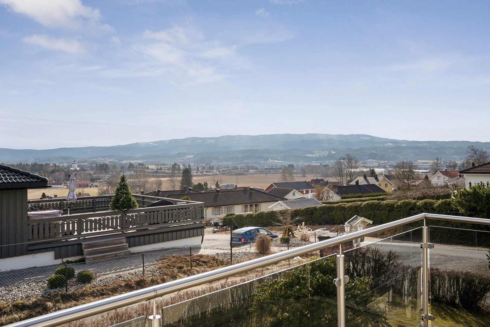 Stilrent glassrekkverk sørger for et åpent uttrykk og gir fint utsyn over nærområdet og de omkringliggende landskapsområdene Galleribilde