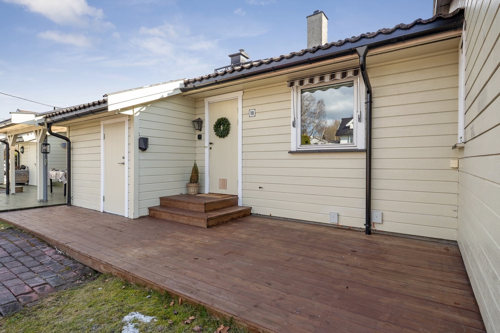 Inngangsparti med trapp, terrasse i treverk og adkomst til utvendig bod Galleribilde